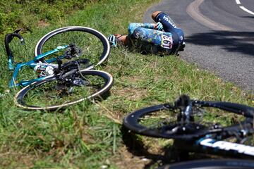 El corredor español del Astana, David De La Cruz recibe atención médica después de su caída en la 12ª etapa del Tour.