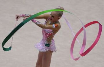 La rusa Yana Kudryavtseva realiza su ejercicio de la cinta durante campeonato de Europa de gimnasia rítmica celebrado en el Stadthalle de Viena.