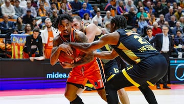 Chris Jones pelea por un balón ante dos contrarios.