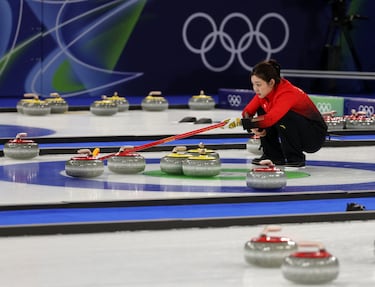 Ziqi Dong de China observa durante su partido de curling contra Canadá. 