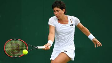 Carla Su&aacute;rez devuelve una bola a Denisa Allertova durante su partido en Wimbledon.