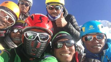 Alex Txikon posa con la expedici&oacute;n que le acompa&ntilde;a durante su ascenso al campo base 1 del Everest.