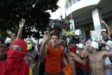 Las protestas continúan en el país suramericano dejando decenas de heridos y una multitud que grita contra las políticas actuales.