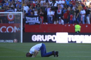 El arquitecto de la ¨¦poca dorada del Sevilla, aunque fuese en la parcela de la direcci¨®n deportiva, abandon¨® el club como los grandes jugadores: rodeado de sus compa?eros, de todos los t¨ªtulos conseguidos durante su primera etapa como director deportivo y de la familia sevillista. Su destino fue la Roma pero no tard¨® en volver al club de sus amores.