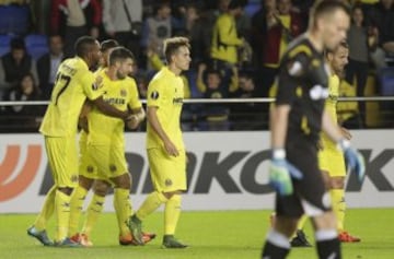Los jugadores celebran uno de los cuatro goles. 