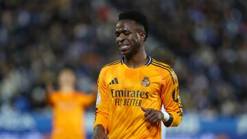LEGANÉS (MADRID), 05/02/2025.- El delantero del Real Madrid Vinicius Jr. se lamenta durante el partido de cuartos de final de la Copa del Rey que CD Leganés y Real Madrid disputan este miércoles en el estadio de Butarque. EFE/Kiko Huesca