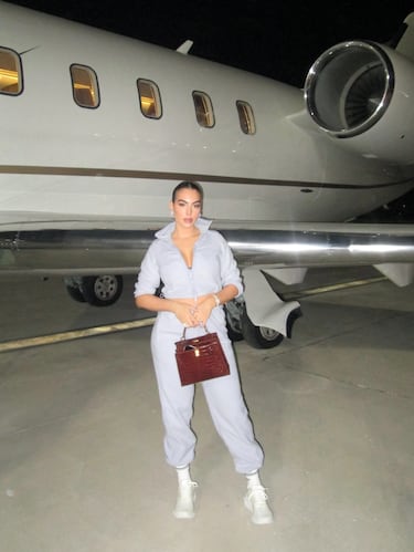 Gio posa junto al jet privado a su llegada al Golfo Pérsico.