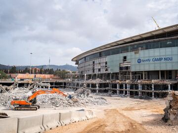 Las obras del Spotify Camp Nou continúan en los plazos previstos del calendario del Espai Barça. Las demoliciones avanzan en el Estadio y la imagen del templo del barcelonismo, tal y como lo conocíamos, ya forma parte de la historia.