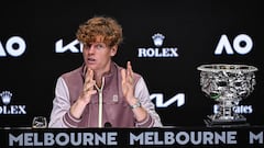 Jannik Sinner, con el trofeo de campeón del Open de Australia en la rueda de prensa posterior a su triunfo.