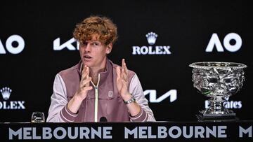 Jannik Sinner, con el trofeo de campeón del Open de Australia en la rueda de prensa posterior a su triunfo.