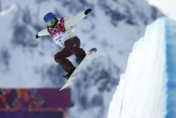 Queralt Castellet, en acción durante final de "halfpipe" de snowboard femenino en el parque Rosa Khutor de Krasnaya Polyana, Rusia, durante los Juegos Olímpicos de Invierno de Sochi 2014