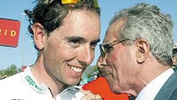 <b>CONSEJOS. </b>Santi se vio ayer con Bahamontes y tal vez le pidió consejo.