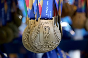 Detalle de las medallas que reciben los participantes de la Maratón de Nueva York. 