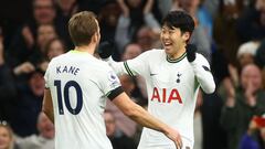Harry Kane y Heung-min Son, jugadores del Tottenham, celebran el segundo gol ante el West Ham.