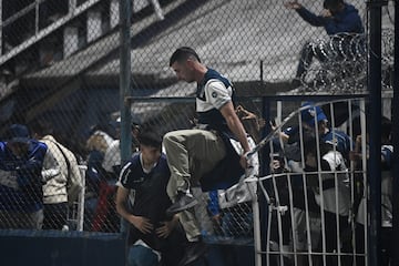 El partido se tuvo que detener a los nueve minutos de juego por graves incidentes tanto dentro como fuera del estadio. Hinchas del Lobo que quedaron afuera se enfrentaron con la policía, que reprimió de manera abrupta.  El humo de los gases lacrimógenos ingresó al estadio