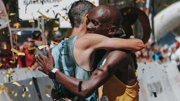 Kilian Jornet y Philemon Kiriago abrazados tras la Sierre Zinal.