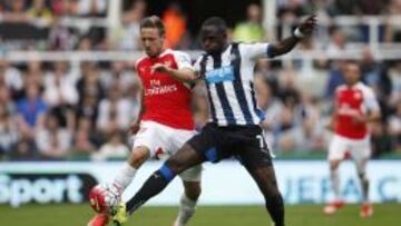 Monreal, ante Sissoko el sábado en el Arsenal-Newcastle.