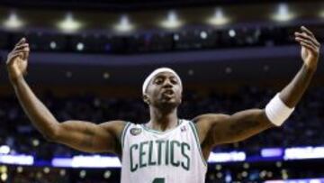 Jason Terry anima al p&uacute;blico congregado hoy en el TD Garden de Boston.