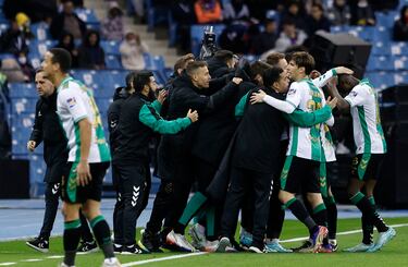 1-1. Nabil Fekir es rodeado por todos sus compañeros para celebrar el primer gol.