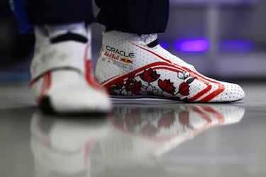 Detalle de las botas del piloto neerlandés, Max Verstappen.
