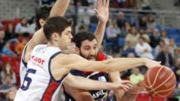 Bourousis pelea con Santi Yusta en un lance del juego.