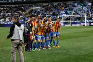 El once inicial del Valencia. De pie: Alves, Mustafi, André Gomes, Aderlan, Barragán y Parejo. Agachados: Javi Fuego, Gayá, Alcácer, Feghouli y Cheryshev.