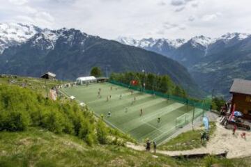 En el "Ottmar Hitzfeld GsponArena", en Gspon, en los Alpes suizos se encuentra un campo de fútbol situado a 2.000 metros sobre el nivel del mar.