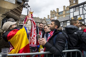 Un gran número de aficionados del Atlético de Madrid han dado color en el día de hoy a las calles de la ciudad inglesa a la espera del partido de cuartos de esta noche.