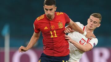 Kacper Kozlowski intenta robar el balón a Ferran.