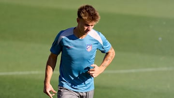 Pablo Barrios, durante un entrenamiento del Atlético.