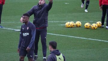 30/11/23  ENTRENAMIENTO SPORTING DE GIJON 
RAMIREZ DANDO INSTRUCCIONES