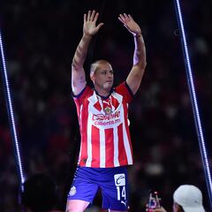 Javier Hernández vuelve a Chivas en medio de lágrimas