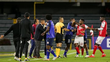 El cruce entre Elvis Perlaza y Gustavo Florentín en el duelo entre Independiente Santa Fe y Deportivo Pasto por Liga BetPlay.