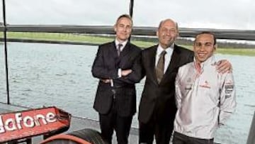 <b>EN EL OJO DEL HURACÁN. </b>De izquierda a derecha, Whitmarsh, Dennis y Lewis Hamilton.