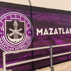 Ricardo Salinas Pliego busca jugadores para el Mazatlán FC con anuncio en cartulina