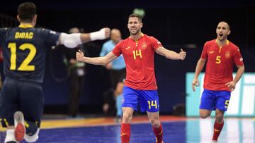 Ra&uacute;l Campos celebra un gol en la Eurocopa de Pa&iacute;ses Bajos junto a D&iacute;dac y Boyis.