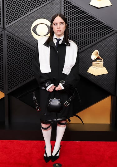 Billie Eilish posa en la alfombra roja.