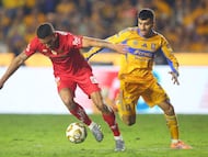 Toluca's Uruguayan defender #06 Federico Pereira and Tigres' Argentine forward #07 Angel Correa fight for the ball during the Liga MX Apertura final first leg football match between Tigres and Toluca at the UANL University Stadium in San Nicolas de los Garza, Nuevo Leon State, Mexico on December 11, 2025. (Photo by Julio Cesar AGUILAR / AFP)