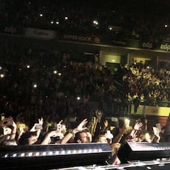 Enrique Iglesias luce la camiseta de Cristiano Ronaldo e imita su "Siiiuuu" en un concierto