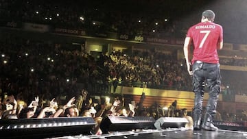 Enrique Iglesias con la camiseta de Portugal de Cristiano Ronaldo durante su concierto en el Altice Arena de Lisboa.