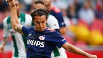 Andrés Guardado al momento de cobrar el penal que falló ante el Groningen.