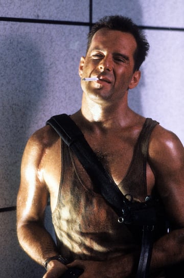 Y pasamos al n¨²mero 3. Bruce Willis se hizo famoso con 'Luz de luna', una serie que en realidad era una comedia rom¨¢ntica. Willis tiene un registro m¨¢s amplio que los dos anteriores, pero tambi¨¦n es un grand¨ªsimo h¨¦roe de acci¨®n. La saga 'La jungla de cristal'da buena cuenta de ello pero, adem¨¢s, 'El ¨²ltimo boy scout', 'Chacal', 'El quinto elemento', 'Armagedon'... Adem¨¢s debemos mencionar la saga de 'Mercenarios', que es una reuni¨®n de todos los h¨¦roes de acci¨®n antiguos y modernos (Schwarzenegger, Stallone, Willis, Staham, Van Damme...).