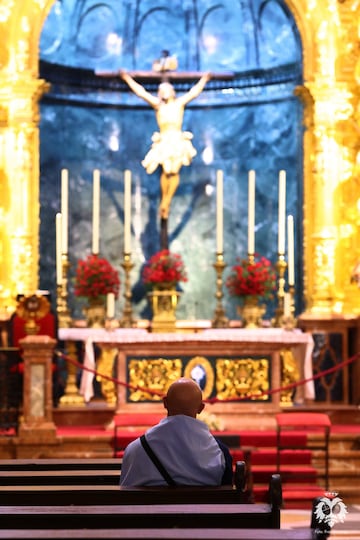 De la Fuente, rezando en la Basílica de El Cachorro.