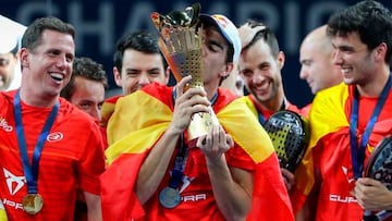 Juan Lebr&oacute;n besa la copa de campe&oacute;n del mundo junto a Ale Gal&aacute;n y Paquito Navarro.