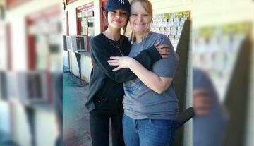 Selena junto a una fan. Foto: Twitter