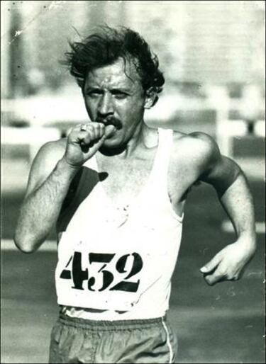 Agustí Jorbá Argenti, notable marchador español en la década de los 70, falleció el 21 de octubre en Vallbona d´Anoia a los 74 años. Jorbá fue el predecesor de Jordi Llopart y José Marín, los dos atletas que abrieron la edad de oro de la marcha. Entre 1971 y 1976 reunió hasta 17 récords y mejores marcas nacionales en diferentes distancias. En 50 km en ruta se proclamó seis veces campeón nacional, siempre en las filas del C.N. Barcelona. Defendió 20 veces la camiseta nacional absoluta. En el Mundial de 1976 se clasificó 14º. 