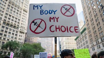 Protestors opposed to Covid-19 vaccine mandates and vaccine passports by the government rally at City Hall in New York City.