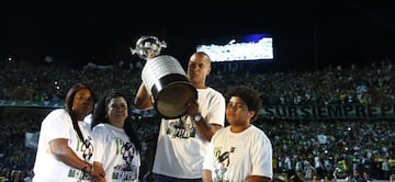 Así fue la emotiva despedida de Alexis Henríquez en el Atanasio Girardot. El central que hizo historia con Atlético Nacional fue ovacionado por miles de hinchas del club que retiró el número 12.