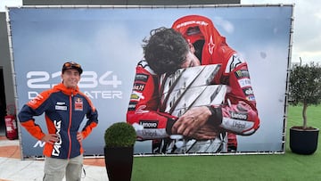 Acosta junto a la foto de Márquez en el paddock de Cheste con los 2.184 días después de Márquez.