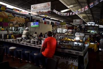 Los aficionados colombianos ven el partido contra Senegal en un popular mercado de Cali.